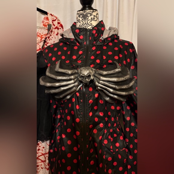 Woman’s Skeleton-Wing Chest Piece/Top with Skull Accent Latex/Rubber - Picture 5 of 5